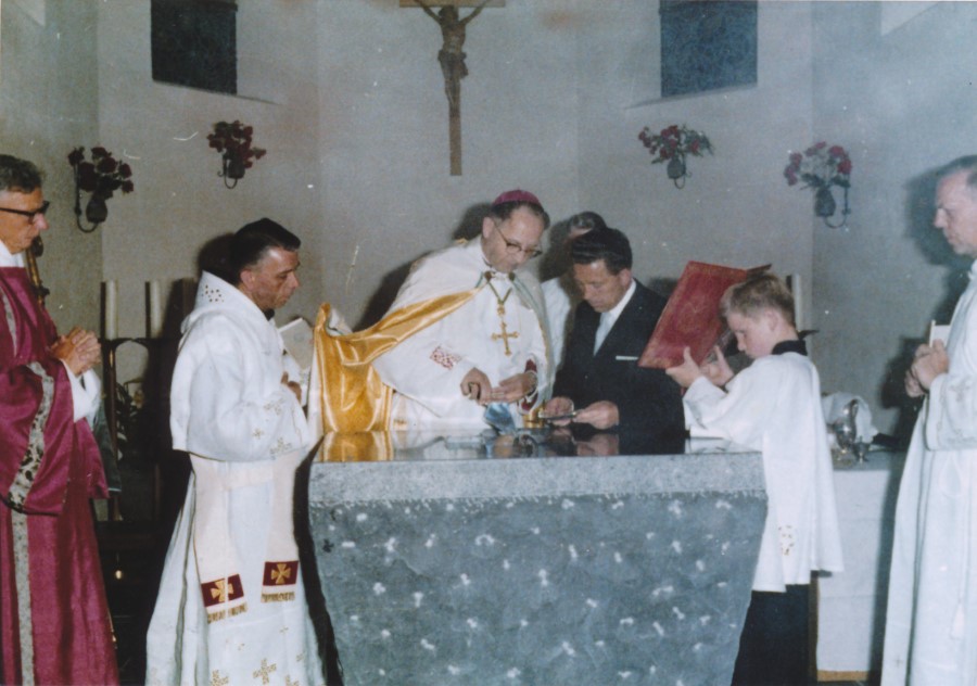 3. F09556 01 Kerkelijke plechtigheid in de kapel