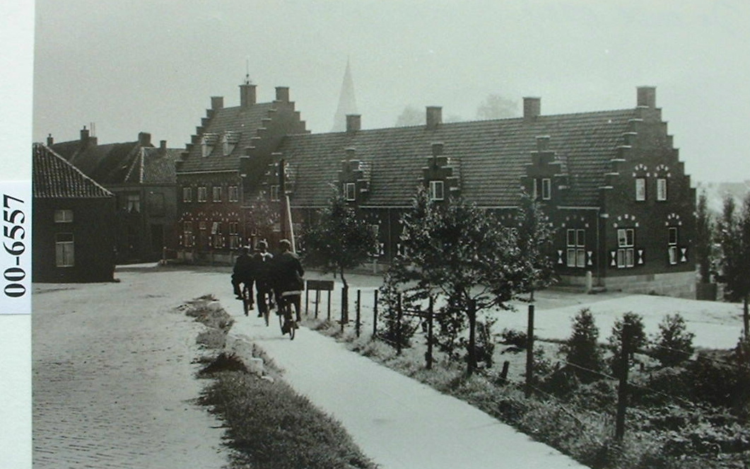 F06557 1944 fietsers bij de Arnhemse poort