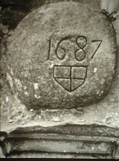 12.B.6 Natuurstenen bol 1687 F00516