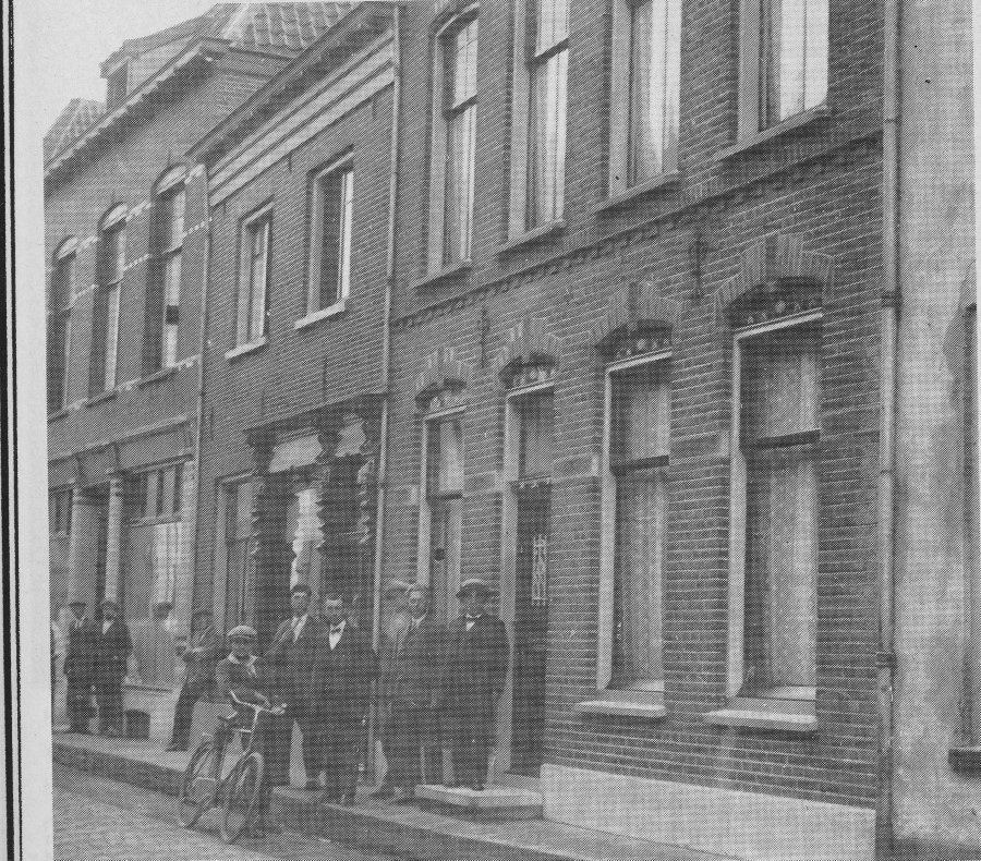 13.B.3. Het nieuwe huis voor meester Hentje Kloppenburg.F01015