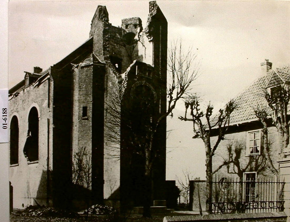 8.B3. Ned. Herv. kerk verwoest F06188 01
