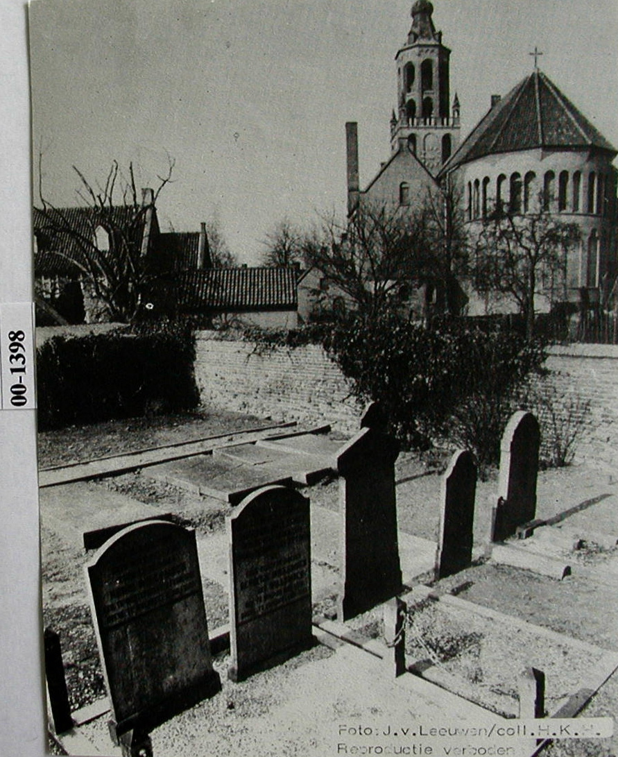 8.B6.F01398 Kerkhofje achter N.H. kerk.