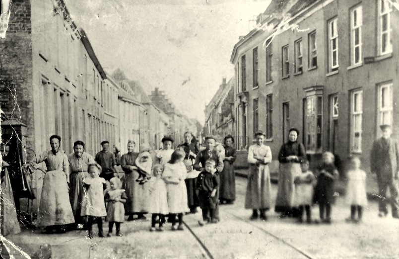 17.B.1 1915 Langestraat bij de stadspomp Arnhemse Poort coll. P. Elings