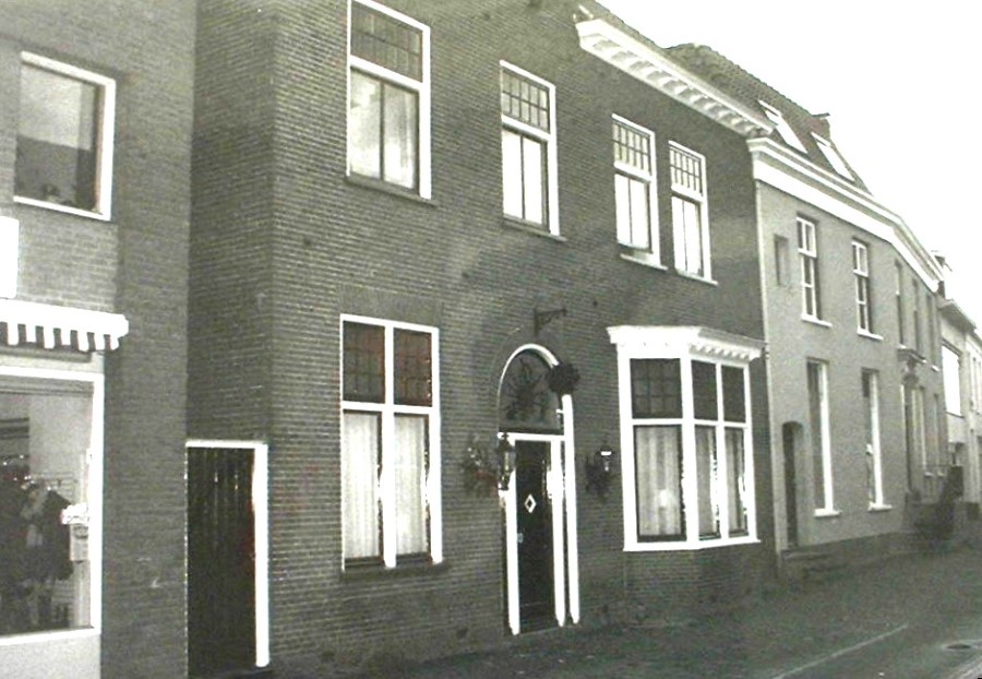 18.B.3 K. Raam boven deur aanwezig. F06554 