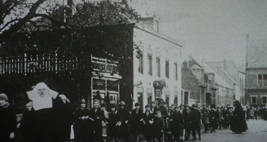 A3 F00233 L Met nonnen. Na 1923