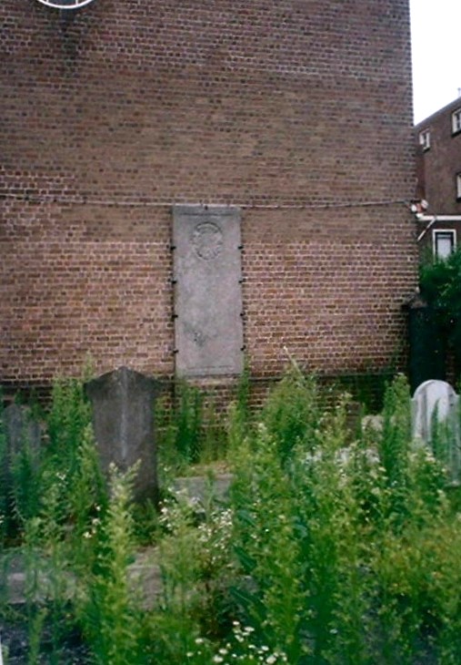 29.B2 Overwoekerd zicht op grafsteen van Royaards. Ko