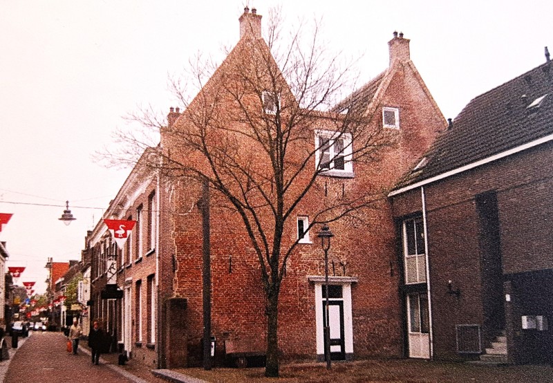 Foto Dwars tweebeukig huis in de Langestraat. Gemeentelijk monument. Archieffoto HKH
