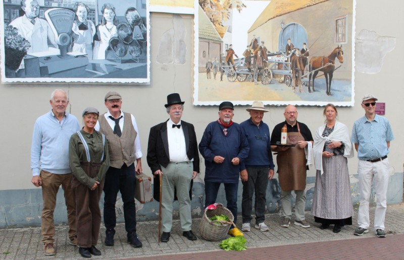 Foto Groepsfoto van de acteurs en rondleiders van de zomerwandeling van 24 augustus 2025. Foto van Wielly van Onna