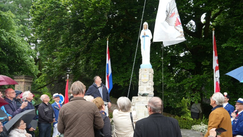 Foto Mariabeeld onthulling. Foto gemaakt door Henk van Eimeren