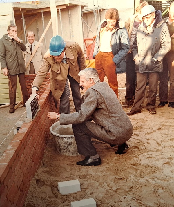 M.4. Wethouder Schrijver legt in 1981 de eerste steen bij een project van 66 woningen in de 4de fase van de Zilverkamp. Coll. mevr. Schijver