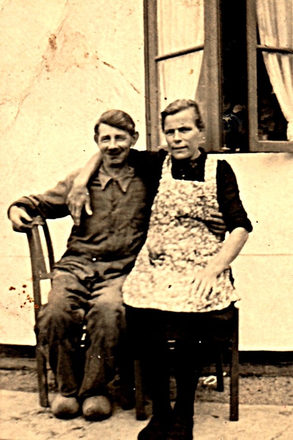 M.6. 1949. Jaonus en Dien Schuurmans Roordink. Coll. Henk Janssen